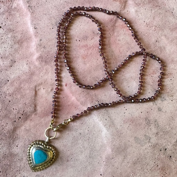 Handmade hand knotted garnet necklace with little stone heart charm - Picture 4 of 15